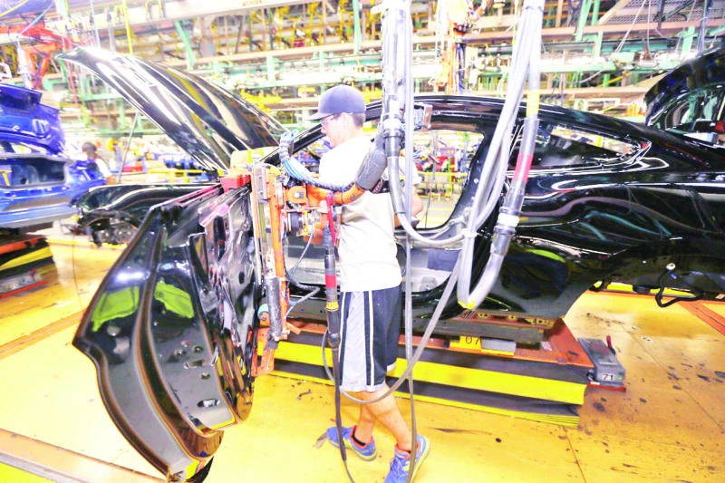 US industrial output falls again in September