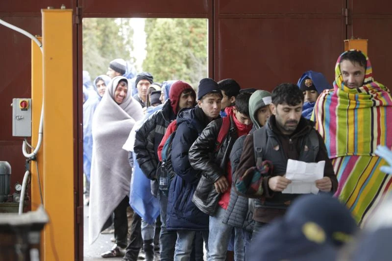 Croatia diverts migrants to Slovenia after Hungary border closure