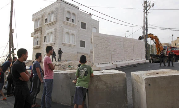 Israel erects wall in east Jerusalem hotspot