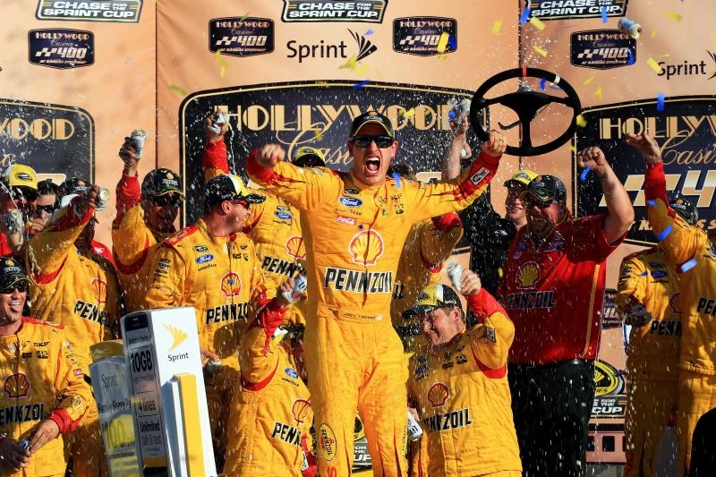 Logano spins out Kenseth late, wins at Kansas Speedway
