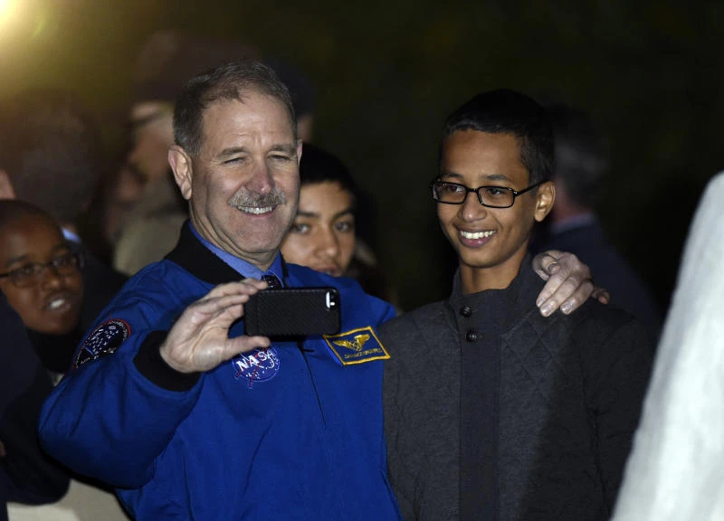 Student arrested for homemade clock visits White House
