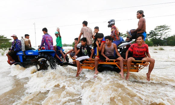 Typhoon Koppu weakens; batters Philippines, kills 58