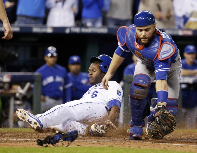 Royals beat Blue Jays, book World Series return