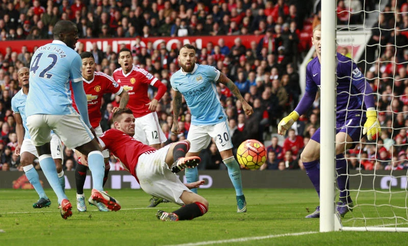 Man City on top after derby stalemate; Sunderland strolls