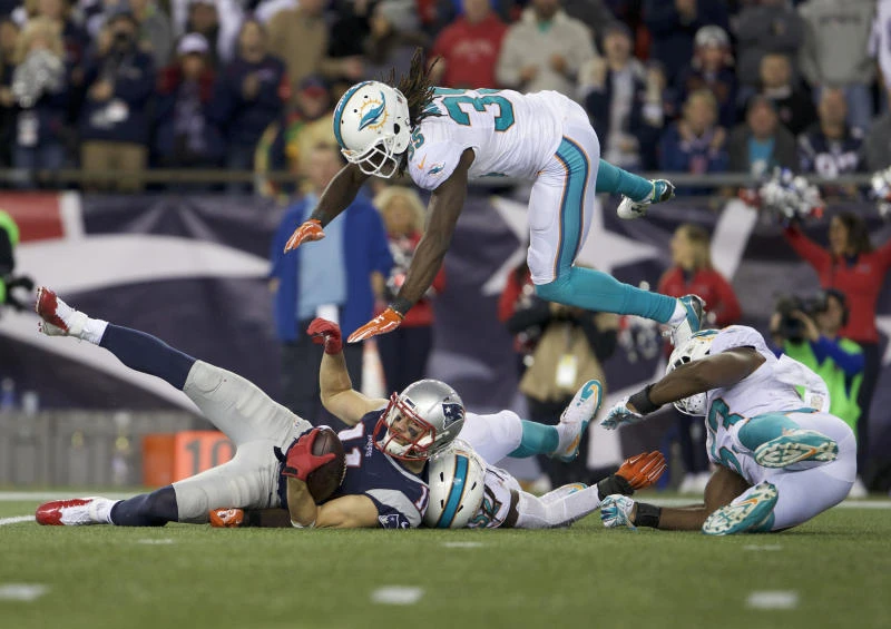 Patriots roll past Dolphins, improve to 7-0