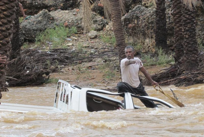 Rare cyclone batters Yemen, thousands flee homes