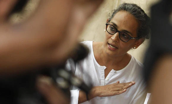 India writer Arundhati Roy joins protest against intolerance