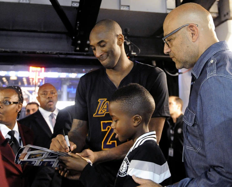 Kobe says he's a 'Laker for life,' won't play elsewhere
