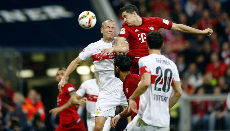 Bayern routs Stuttgart to extend league lead