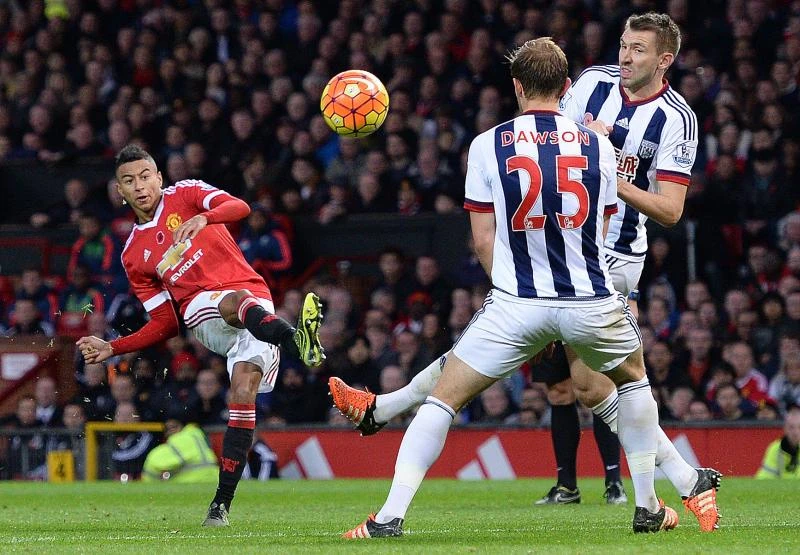 Lingard gives United win; Leicester joint-top