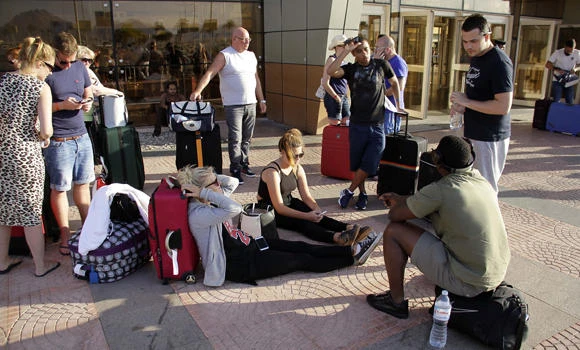 Thousands of tourists leave Egypt