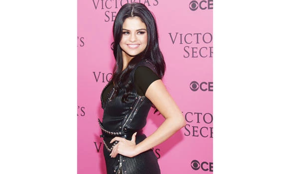 Gomez steals Victoria’s fashion show