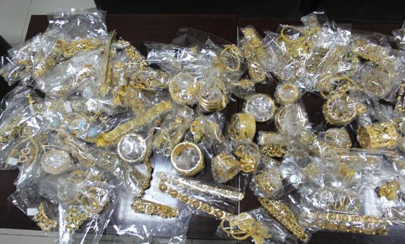 Customs thwart attempt to smuggle in jewelry