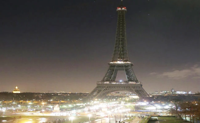 Eiffel Tower goes dark as France mourns 129 dead