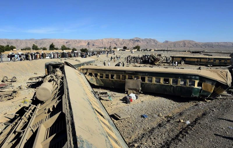 At least 16 killed, 100 injured as Pakistan train derails
