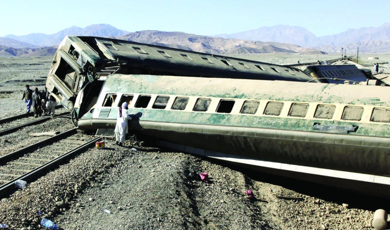 11 killed, 100 injured as Pakistan train derails