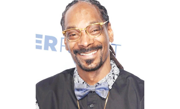 Snoop Dogg helps deliver turkeys in Inglewood