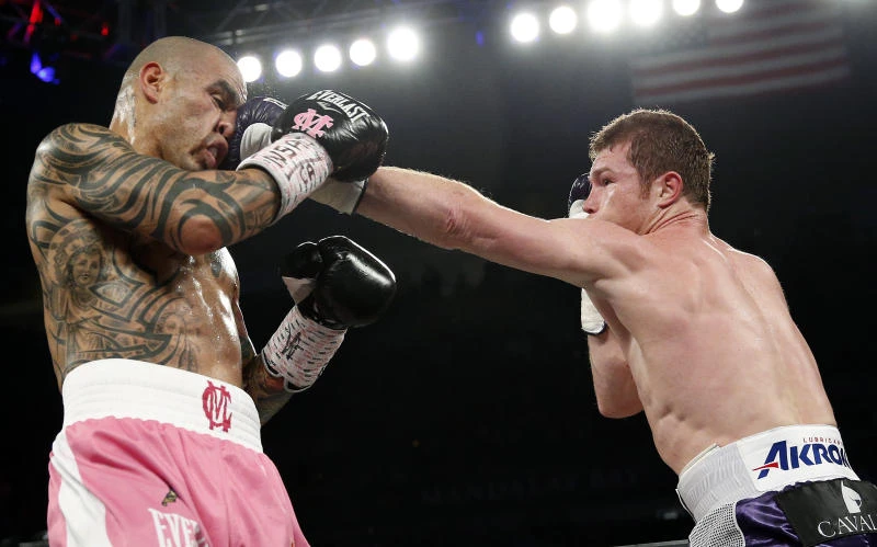 Alvarez beats Cotto to take WBC middleweight title
