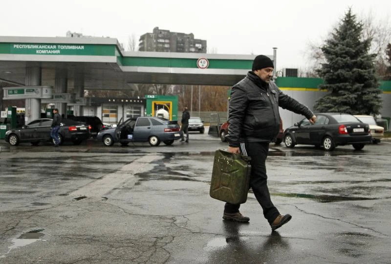 Oil trades at 2-week highs; US gasoline rallies 5%