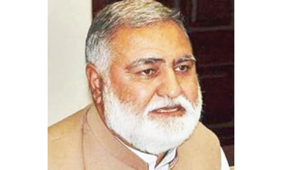 Pakistan minister survives roadside bomb blast
