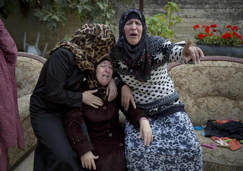 Israelis gun down 2 more youths in West Bank, plan new fence