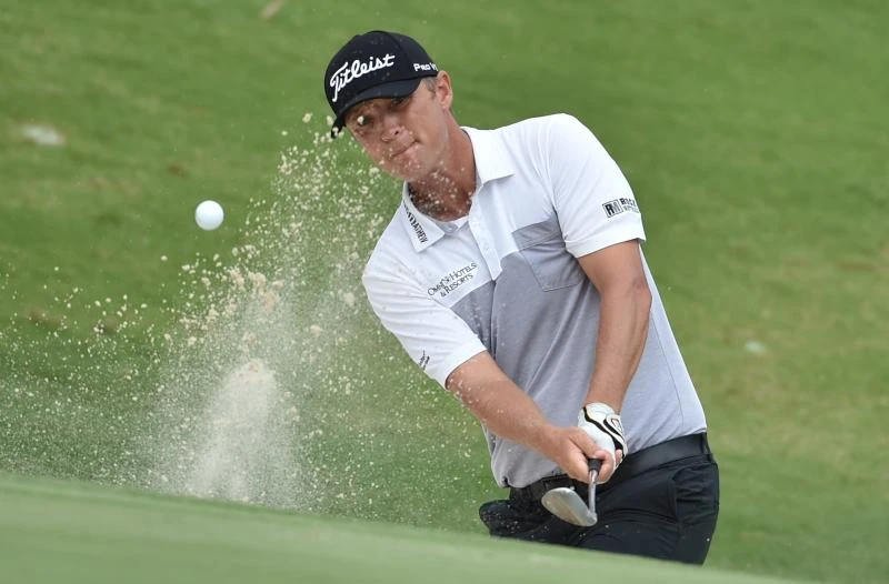 Jones maintains edge over surging Spieth