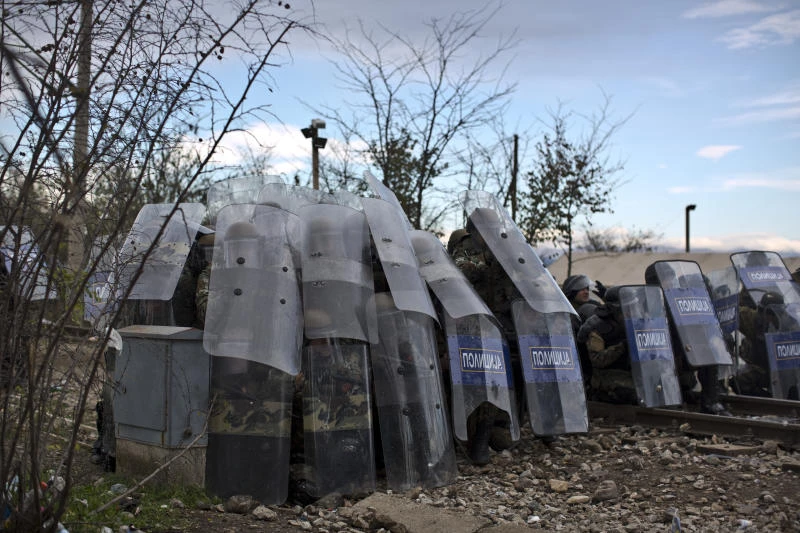 Police, migrants clash on Macedonia border; soldiers build fence
