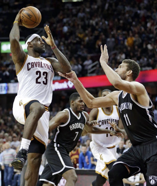 Curry scores 19 as Warriors down Kings to go 18-0