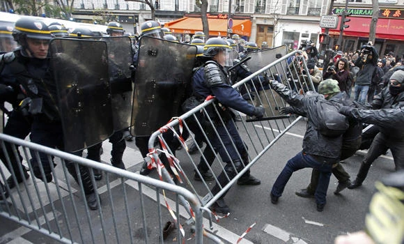 Police arrest around 100 in Paris demo clashes