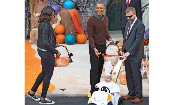 Halloween: Obamas welcome trick-or-treaters