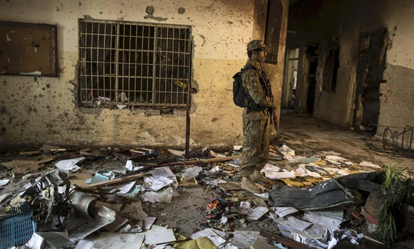 Pakistan hangs 4 Taliban gunmen in school massacre
