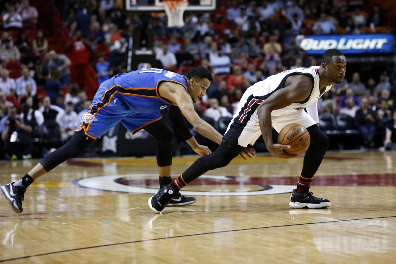 Wade’s 28 lifts Heat over Thunder in wild game, 97-95
