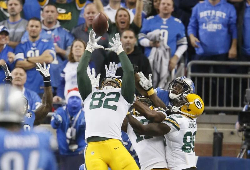 Packers shock Lions with 61-yard Hail Mary TD