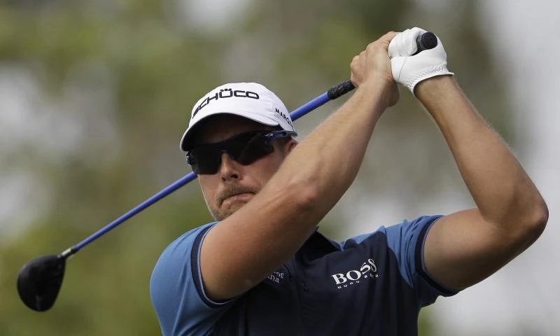 Stenson leads after late birdie blitz
