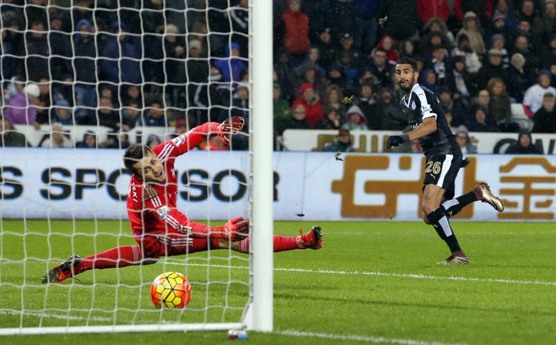 Mahrez fires Leicester top; Stoke submerges City