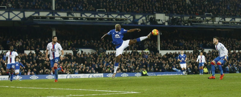 Red-hot Lukaku strikes late to deny Palace