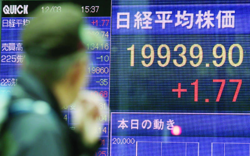 Asian markets fall on oil price plunge and China trade data