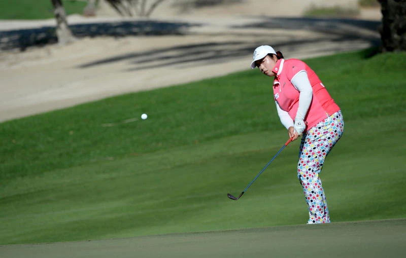 Feng takes halfway lead at Dubai Masters
