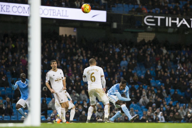 Man City wins thriller to regain top spot