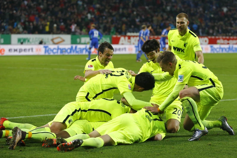 Hong strikes as struggling Augsburg shocks Schalke