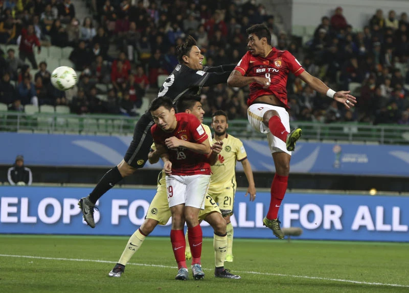 Paulinho earns Guangzhou dream Barcelona tie