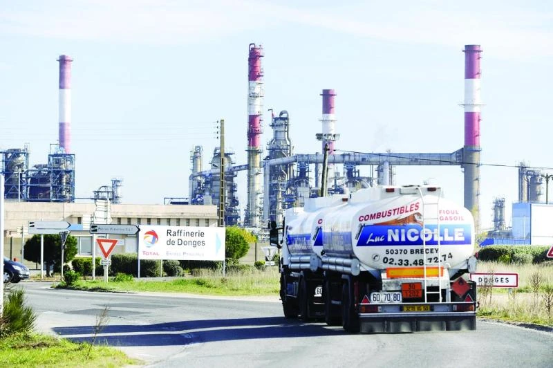 Oil tumbles toward 11-year lows on worsening glut