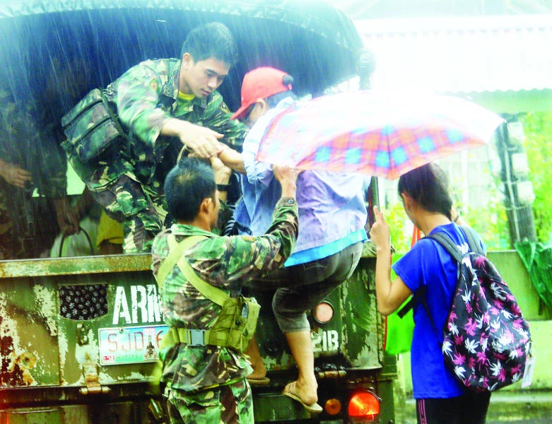 700,000 flee as powerful typhoon slams Philippines