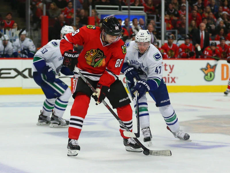 Kane points streak hits 26 games, Blackhawks blank Canucks