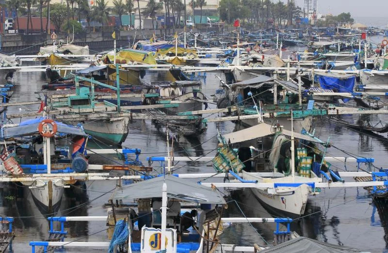 Typhoon kills 4 in Philippines, cuts power ahead of Christmas