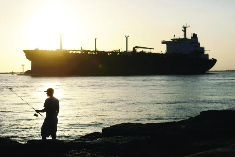 Oil slump resumes on US supply build