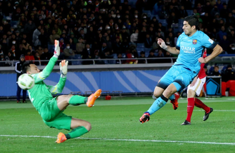 Suarez treble fires Barca into Club World Cup final