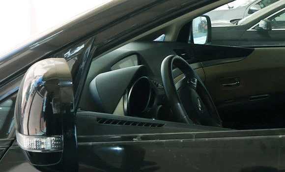 Woman gets out as thief flees with car