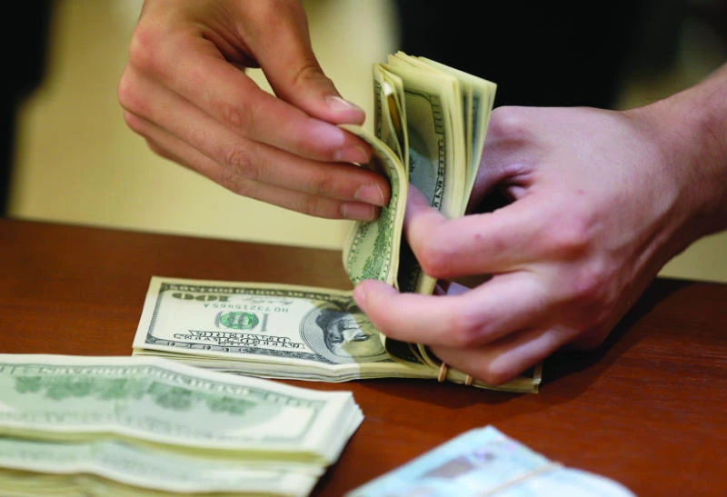 Dollar weakens against yen