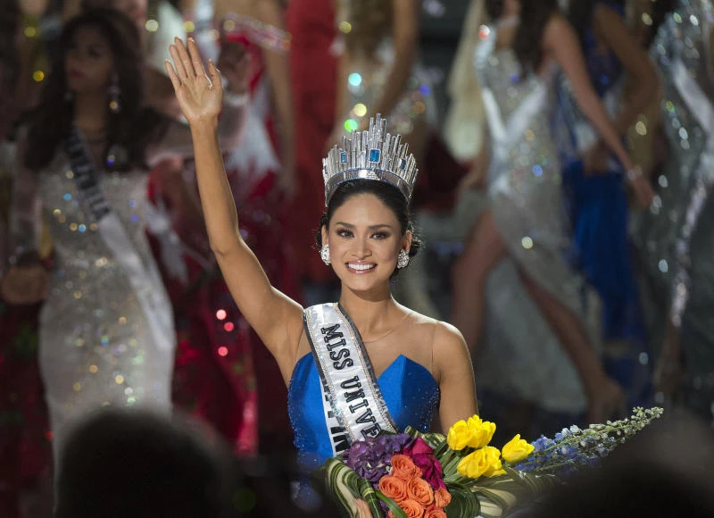 Miss Philippines crowned Miss Universe after live TV mix-up